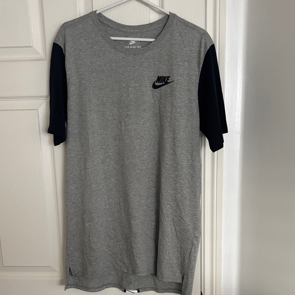 Nike Men's Gray T-Shirt with Black Accents